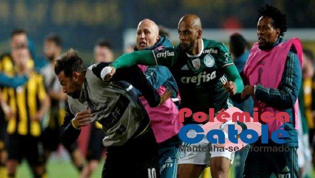 felipe melo acerta soco em jogador do penarol apos a partida 1493262228237 615x300