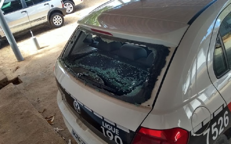 jovem bebado acaba preso apos quebrar o vidro do carro da policia militar com cabecada em catole do rocha