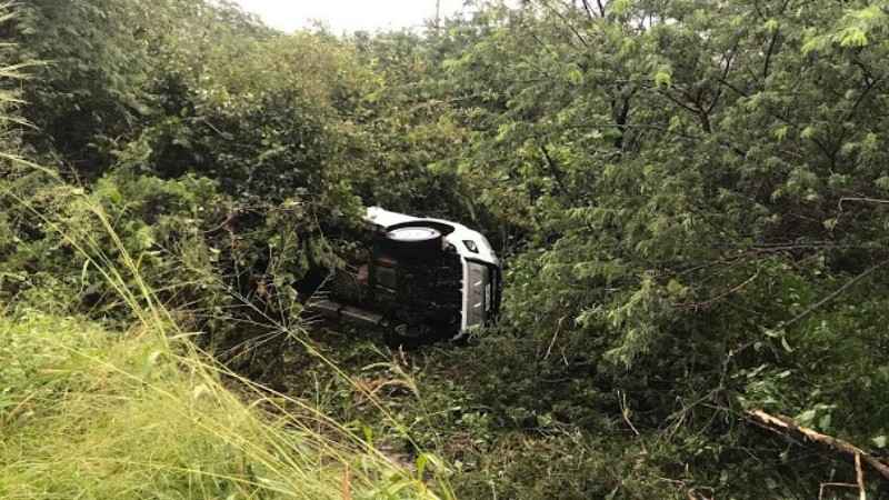 caminhonete capota na manha deste sabado na br 230