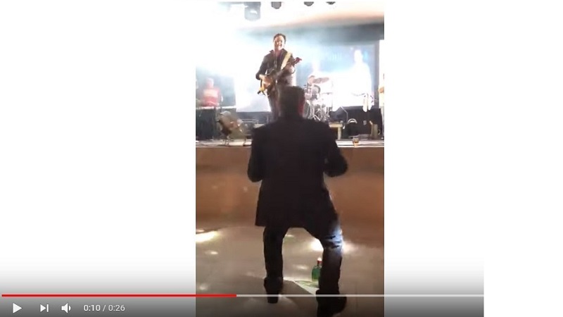 veja o video deputado paraibano danca na boquinha da garrafa e acaba levando tombo