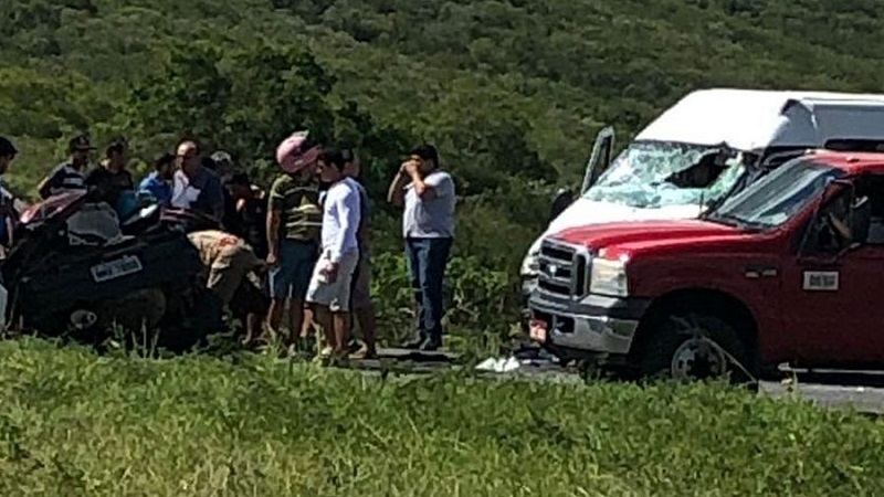 grave acidente entre van e carro deixa dois mortos e tres feridos na pb