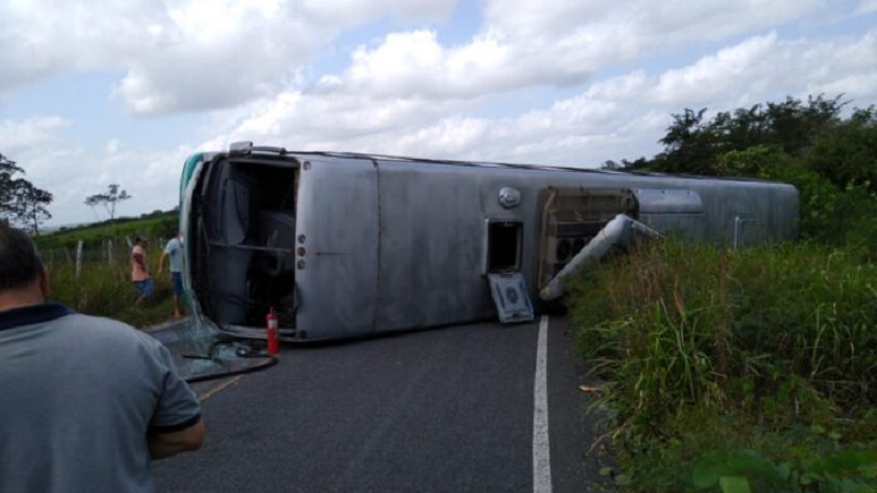 onibus tomba e deixa feridos proximo a lagoa de dentro na paraiba