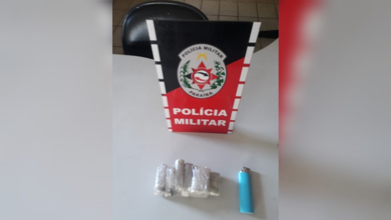 suspeito de trafico de drogas e preso pela policia militar em bom sucesso