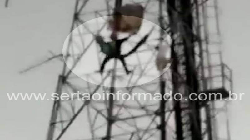 homem sobe em torre para se balancar em rede em pombal