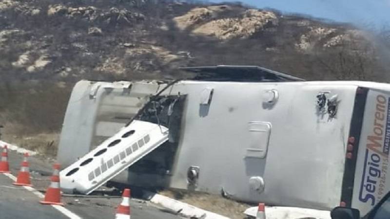 onibus de transporte de passageiros tomba e deixas varios feridos