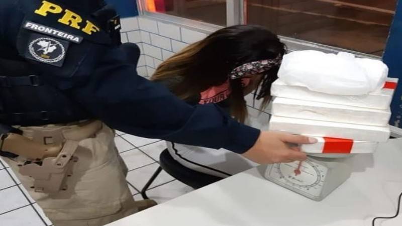 policia prende mulher com 5kg de cocaina