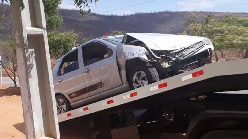 capotagem deixa 3 pessoas feridas no sertao da paraiba