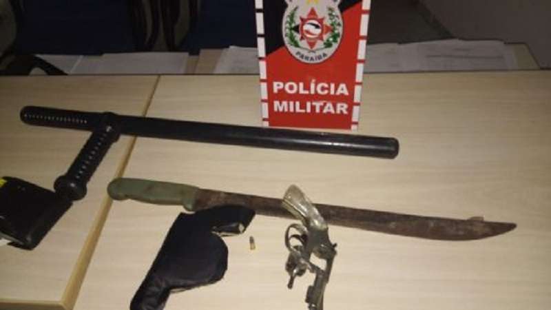 policia militar prende homem com facao e arma de fogo durante abordagem