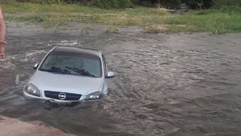 carro cai em rio ao tentar atravessar ponte na cidade de paulista pb