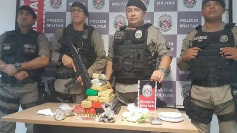 policia militar apreende homem com drogas e fardas do exercito