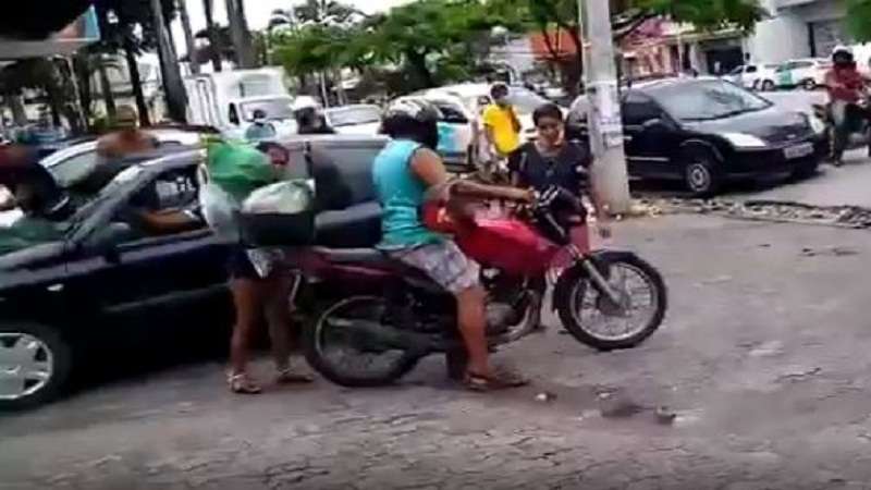 video esposa flagra marido com amante e planta um barraco assista