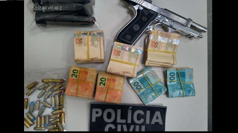 policias prendem jovem por receptacao e porte ilegal de arma de fogo