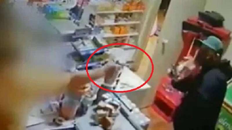 video comerciante reage a assalto e mete bala em bandido veja