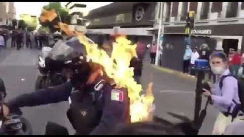 video manifestante ateia fogo em policial durante protesto assista