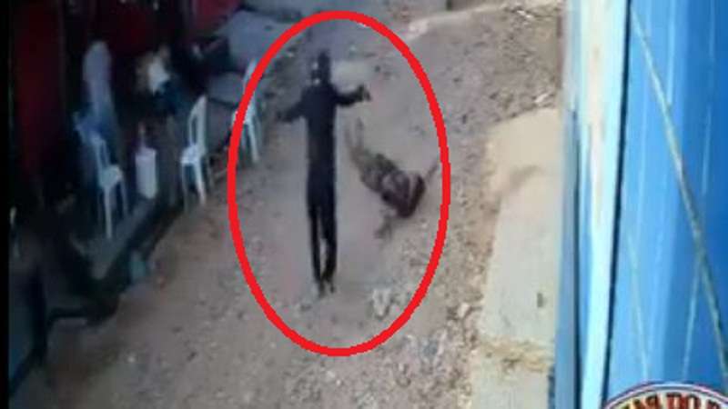 video pistoleiro executa homem em um beco na frente de varias pessoas