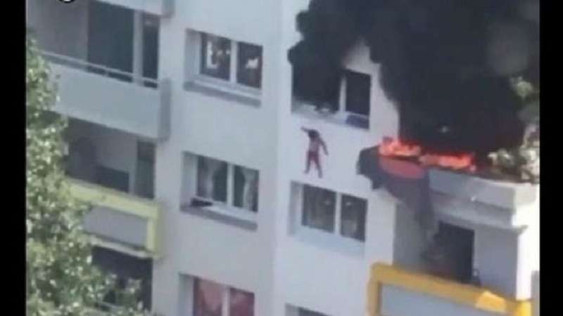 video duas criancas saltam de predio para escapar de incendio assista