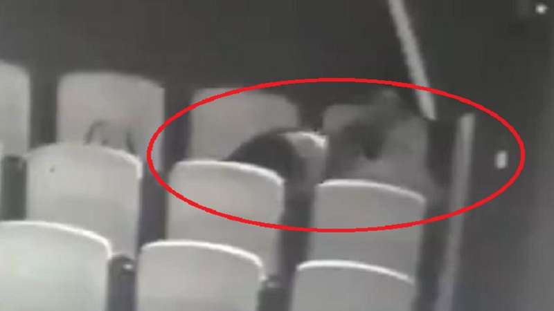 casal resolve ter relacoes no cinema e acabam sendo filmados assista