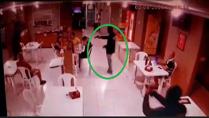 video falsos policiais civis invadem um restaurante e matam jovem assista