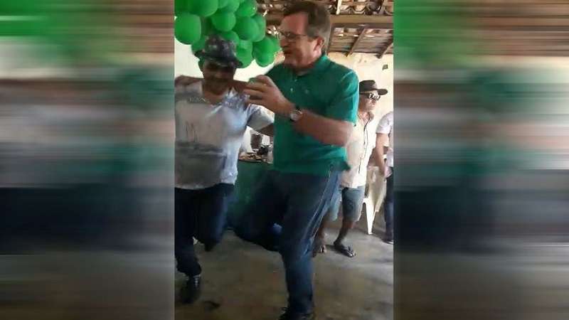 prefeito de cidade do sertao faz festa com aglomeracao e danca com apoiadores