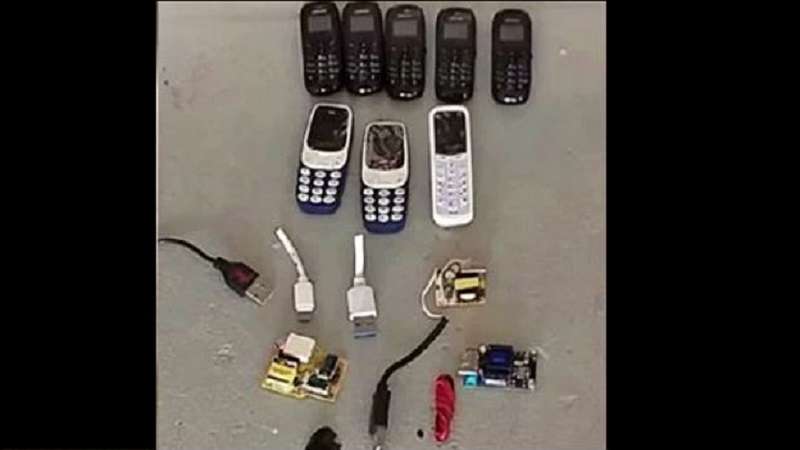 preso escondia oito celulares chips cabos usb e carregador em parte intima veja o raio x