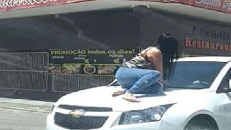 video apos fim de relacionamento mulher sobe no carro do ex para tentar