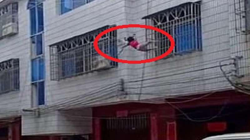 video crianca cai do terceiro andar apos ficar sozinha em casa assista