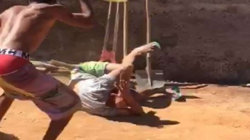 video mostra homem levando surra de corda por causa de 50 reais