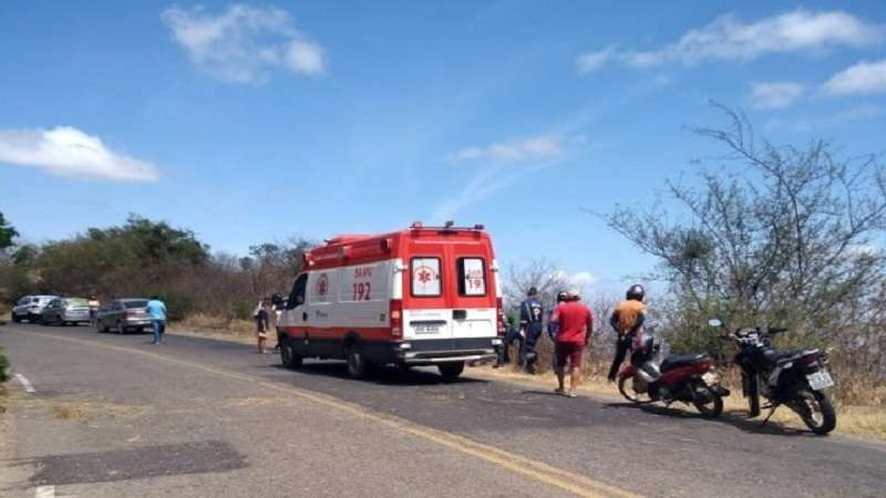 acidente envolvendo moto e d20 deixa homem morto e mulher gravemente ferida em teixeira