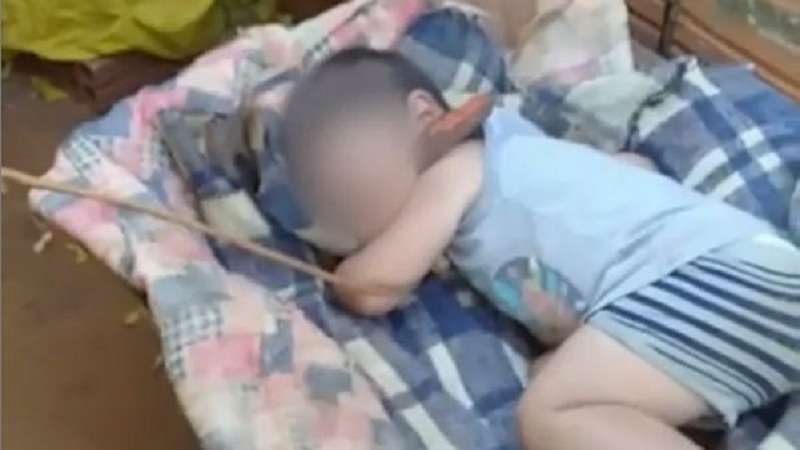 homem e preso ao manter filho da sobrinha de 2 anos amarrado com coleira de cachorro video