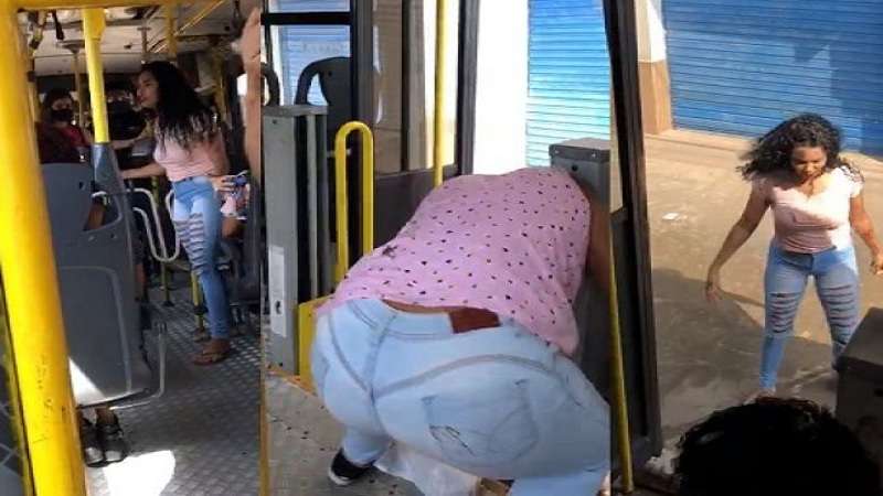 mulheres brigam em onibus por causa de mascara e vao parar na delegacia video