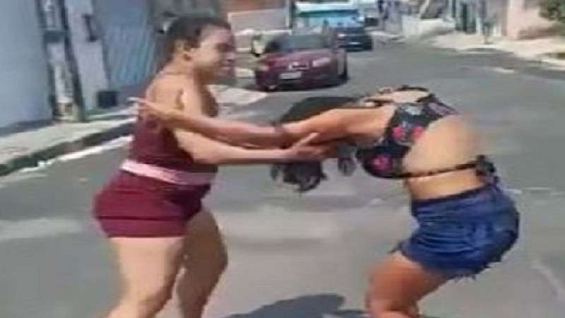 video ladra de 14 anos e agarrada pelos cabelos e apanha no meio da rua depois de roubar telefone celular