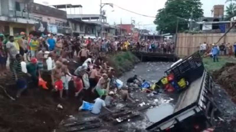 video pessoas entram em rio totalmente poluido para pegar cerveja de caminhao tombado assista