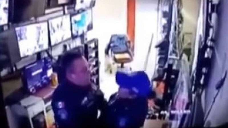 policiais sao expulsos apos ser flagrados tendo relacoes em hospital veja o video