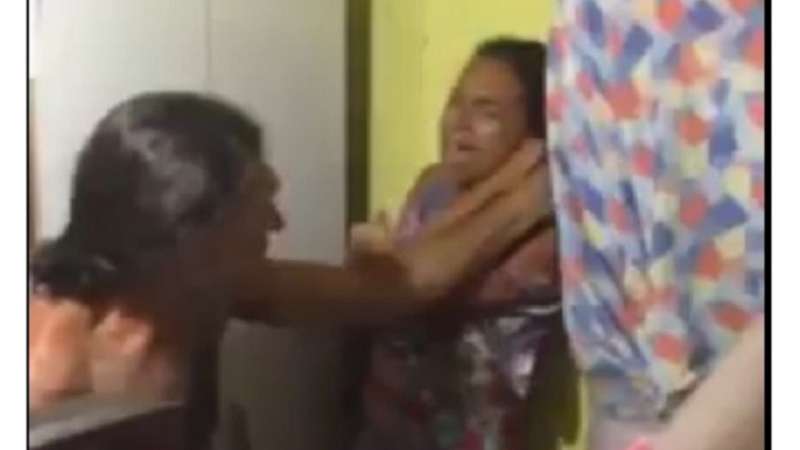 video armado com uma faca marido sufoca e espanca mulher brutalmente dentro de casa e filho