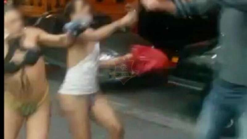 video homem apanha de travestis apos contratar servico e nao pagar assista