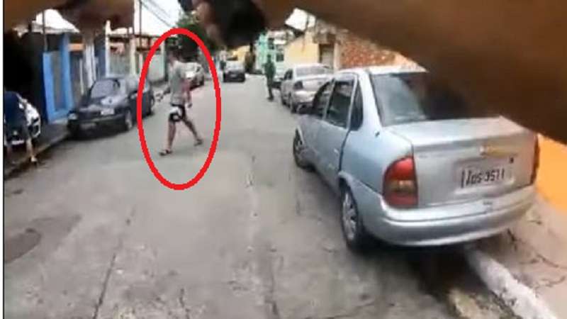 video homem espanca a mae tenta matar policial a facadas e leva tiro cenas fortes