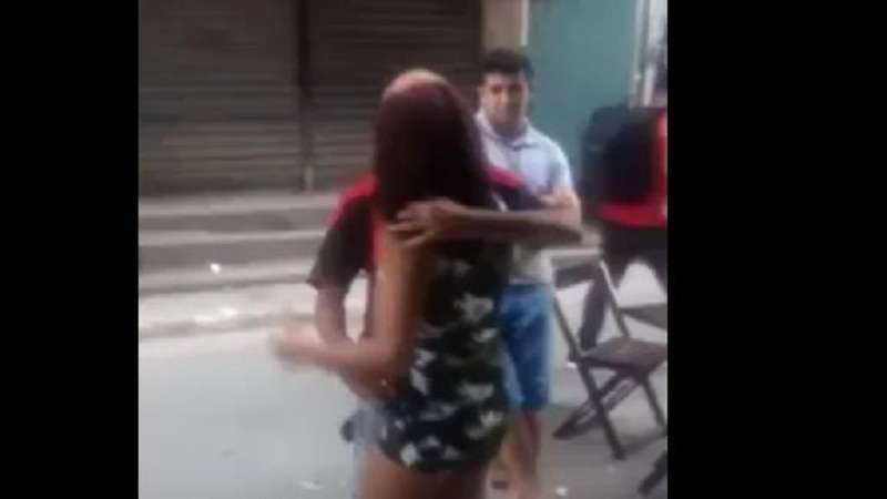 video idoso levanta vestido de mulher e termina levando porrada assista