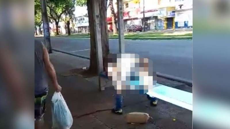 video casal e flagrado tendo relacoes em parada de onibus de avenida movimentada da cidade