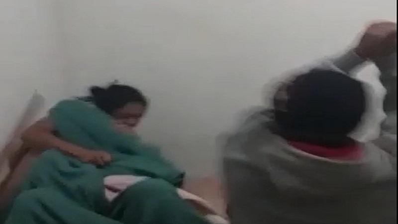 video mulher flagra marido e amante na cama e o dois apanham a paulada