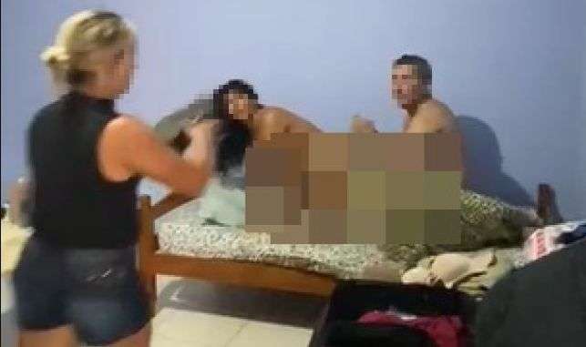 video mulher pega o marido na hora h com amante e da uma surra nos dois