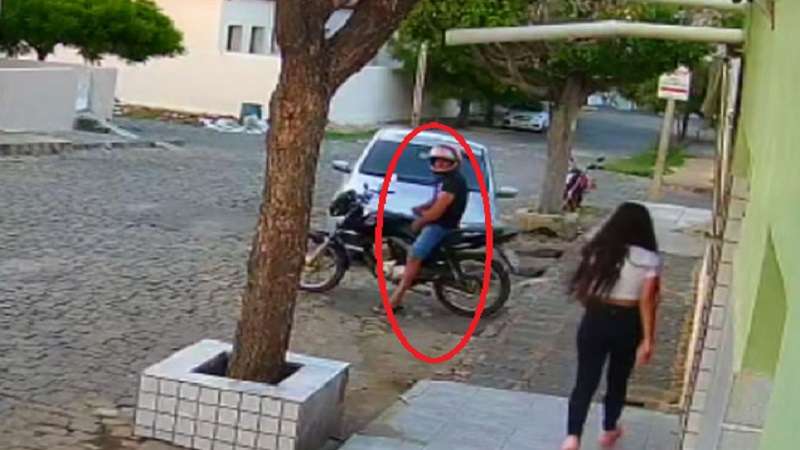 no sertao homem e flagrado por camera se masturbando em frente de mulheres veja o video