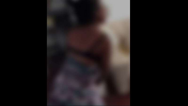 video mulher recebe punicao de traficantes ao arremessar propria filha de 1 ano na parede cenas fortes