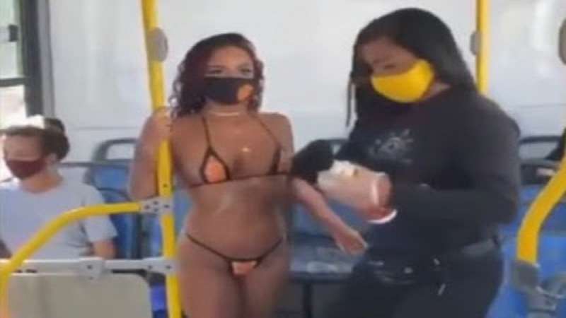 ao vivo band mostra mulher fazendo bronzeamento dentro de onibus em protesto inesperado