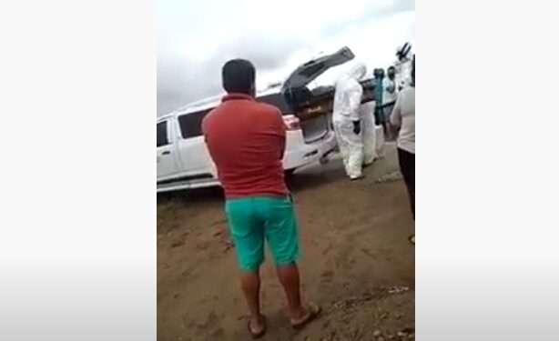 video agentes funerarios deixam corpo de idoso cair do caixao na porta do cemiterio