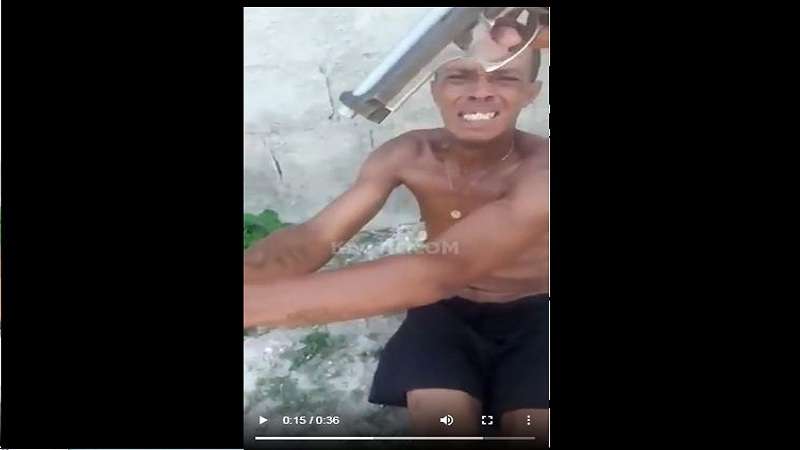 cenas fortes ladrao leva tiro nas duas maos por roubar em quebrada de traficante veja video