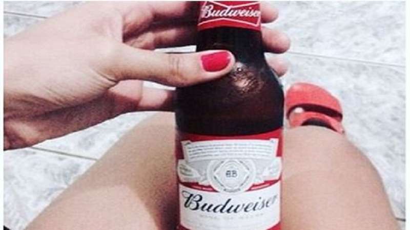 video mulher brinca com a garrafa de budweiser e diz pro namorado que ficou gravida da cerveja