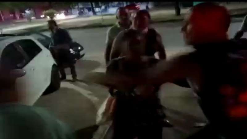 video barraco mulher pega o marido com a amante e o pau come em frente a delegacia