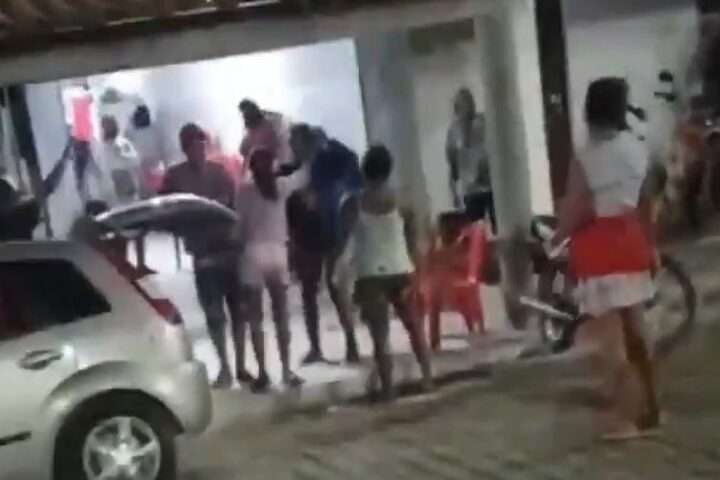 video mulher apanha de quatro vizinhas ao mesmo tempo apos fazer barraco por causa de macho